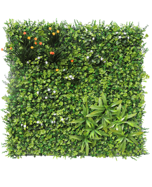El seto artificial Lucia 100x100 cm UV tiene una pared de jardín vertical con un denso follaje verde, pequeñas flores blancas, vibrantes racimos de flores amarillas y naranjas en la parte superior izquierda y hojas largas y puntiagudas en la parte inferior derecha.