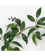 Guirnalda artificial de Smilax de 180 cm con hojas verdes largas y estrechas y pequeños racimos de bayas redondas y oscuras, representadas sobre un fondo blanco.