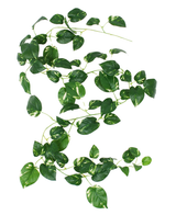 Guirnalda artificial de vid dorada de 180 cm con hojas verdes en forma de corazón y marcas amarillas, en la foto sobre un fondo blanco.
