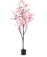 La flor de cerezo artificial rosa de 180 cm tiene flores rosas y hojas verdes en una pequeña maceta negra, sobre un fondo blanco liso.