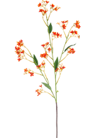 La Rama Artificial Daphne Spray 108 cm naranja tiene una única y larga rama artificial con pequeñas flores de color naranja brillante y hojas verdes, sobre un fondo blanco liso.