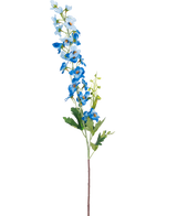 La Flor Artificial Delphinium 79 cm azul tiene un único tallo largo con flores azules en racimos y hojas verdes sobre un fondo blanco. Las flores varían de un azul claro a un azul intenso a lo largo de la parte superior del tallo.