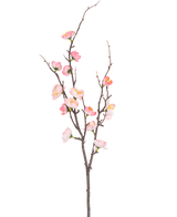 La Rama Artificial Prunus 78 cm rosa tiene una sola rama de color marrón oscuro con brotes más pequeños, decorada con flores de cerezo rosas y blancas y capullos verdes, sobre un fondo blanco liso.