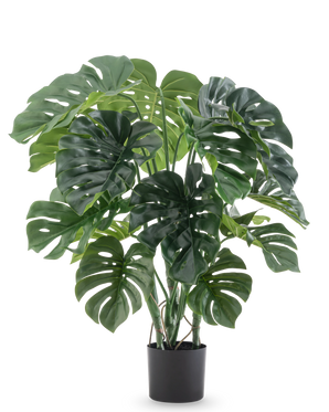 La Planta Artificial Monstera de 90 cm tiene grandes hojas verdes divididas y se presenta en una maceta negra sobre un fondo blanco liso.