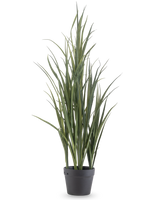 El Césped Artificial Verde UV 90cm es una planta artificial alta con hojas verdes largas y delgadas que se mantienen erguidas en una maceta de color gris oscuro sobre un fondo blanco liso.