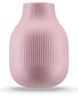 El Jarrón Botan 22 cm rosa viejo es un jarrón de cerámica de color rosa claro con base redonda, cuello estrecho y textura acanalada vertical en la mitad superior. El acabado mate y liso lo hace ideal para muebles modernos.