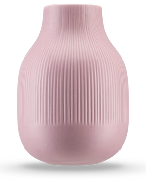 El Jarrón Botan 22 cm rosa viejo es un jarrón de cerámica de color rosa claro con base redonda, cuello estrecho y textura acanalada vertical en la mitad superior. El acabado mate y liso lo hace ideal para muebles modernos.