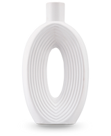 El Vase Soft Bloom 27 cm blanquecino es un moderno jarrón de cerámica con forma ovalada, nervaduras concéntricas, centro hueco, acabado liso y un pequeño cuello cilíndrico, ideal para exponer flores artificiales de seda.