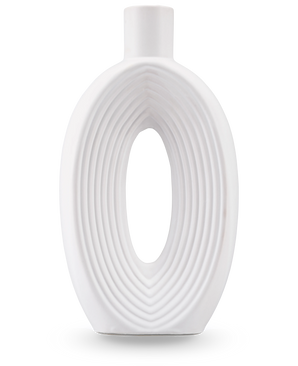 El Vase Soft Bloom 27 cm blanquecino es un moderno jarrón de cerámica con forma ovalada, nervaduras concéntricas, centro hueco, acabado liso y un pequeño cuello cilíndrico, ideal para exponer flores artificiales de seda.