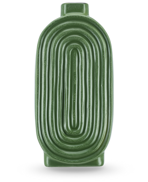 El jarrón Breaths 24 cm verde tiene una forma ovalada y acanalada y una pequeña abertura en la parte superior, ideal como jarrón de cerámica para flores artificiales. Se encuentra erguido sobre un fondo claro.