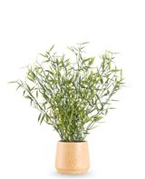 La Planta Artificial Bambú de 43 cm tiene bambú de hojas verdes con tallos delgados en una maceta de madera clara, sobre un fondo blanco liso.