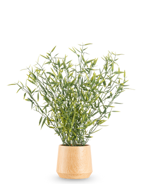La Planta Artificial Bambú de 43 cm tiene bambú de hojas verdes con tallos delgados en una maceta de madera clara, sobre un fondo blanco liso.