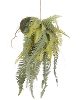 La planta colgante artificial Frosted Fern on ball 97 cm tiene elegantes y largas hojas verdes que cuelgan de una bola cubierta de musgo sujeta por una fina cuerda. Una planta de interior elegante que no requiere mantenimiento y que encaja perfectamente en cualquier interior.