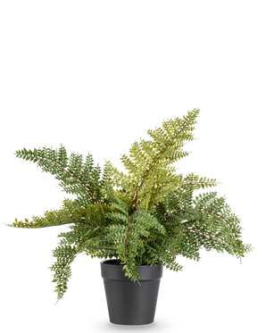 La planta de helecho artificial de 33 cm es un helecho artificial de color verde exuberante con hojas plumosas en una sencilla maceta negra, representado sobre un fondo blanco liso.
