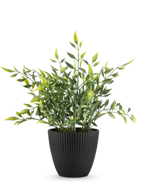 Una planta artificial de bambú de 28 cm, una planta de maceta de color verde frondoso con hojas largas y delgadas, algunas con punta amarilla, que crece en una maceta negra con nervaduras verticales sobre un fondo blanco liso.