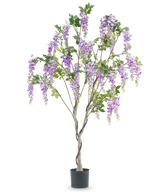 La planta Wisteria artificial de 180 cm tiene un tronco retorcido con ramos realistas de flores violetas y hojas verdes sobre un fondo blanco.