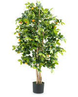 El Naranjo Artificial 120 cm deluxe es un naranjo artificial alto con hojas verdes y pequeños frutos de color naranja en una maceta negra, sobre un fondo blanco liso.