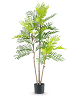 La planta de helecho artificial de 120 cm tiene múltiples tallos delgados de color marrón y exuberantes hojas verdes parecidas a las de un helecho, en una pequeña maceta negra sobre un fondo blanco liso.
