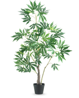 La Planta Artificial Hojas de Cannabis Cáñamo 120 cm es una planta artificial alta en maceta con varias ramas delgadas y manojos de grandes hojas verdes con bordes dentados sobre un fondo blanco liso.