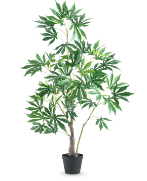 La Planta Artificial Hojas de Cannabis Cáñamo 120 cm es una planta artificial alta en maceta con varias ramas delgadas y manojos de grandes hojas verdes con bordes dentados sobre un fondo blanco liso.