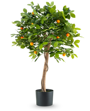 La Planta Artificial Naranjo 90 cm es un naranjo en maceta con un tronco retorcido, exuberantes hojas verdes y pequeños frutos de color naranja sobre un fondo blanco liso.