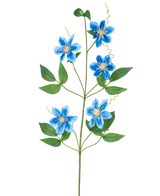 La flor artificial Clemátide doble de 82 cm azul tiene un solo tallo de vid con cinco flores de color azul vibrante y varias hojas verdes, bellamente expuestas sobre un fondo blanco liso.