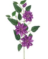 La Flor Artificial Clemátide grande de 81 cm violeta tiene tres grandes flores violetas, hojas verdes, zarcillos rizados y un capullo cerrado en un solo tallo sobre un fondo blanco.