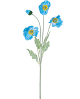 La Flor Artificial Amapola Real Touch Azul 60 cm tiene un único tallo con tres flores de Amapola azul y hojas verdes; dos flores están abiertas con un centro amarillo y una flor sigue siendo un capullo cerrado, todas aisladas sobre un fondo blanco.