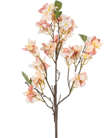 La flor artificial Blossom 60 cm rosa tiene un único tallo artificial con ramos de flores de color rosa claro y crema, pequeños corazones amarillos y hojas verdes sobre un fondo blanco.