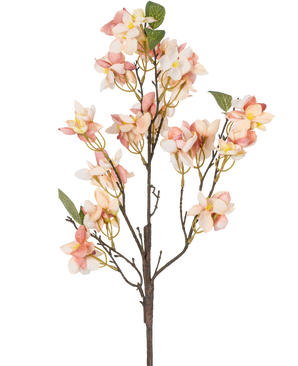 La flor artificial Blossom 60 cm rosa tiene un único tallo artificial con ramos de flores de color rosa claro y crema, pequeños corazones amarillos y hojas verdes sobre un fondo blanco.