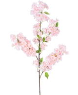 La flor de cerezo artificial rosa de 100 cm tiene un tallo largo de color marrón, racimos de flores de cerezo de color rosa claro y hojas verdes sobre un fondo blanco.
