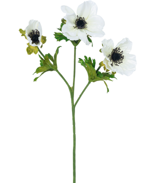 La Flor de Anémona Artificial ramificada de 56 cm blanca tiene un único tallo verde con tres flores de anémona blancas, cada una con un corazón oscuro y finos estambres negros, además de hojas verdes, todo sobre un fondo blanco liso.