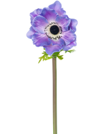 La flor artificial Anémona Deluxe 43 cm violeta tiene una única anémona violeta con un corazón oscuro y delicados pétalos sobre un largo tallo verde, representada aislada sobre un fondo blanco.