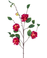 La flor artificial Camelia japonesa de 95 cm rojo vino tiene una rama marrón con hojas verdes, racimos de vibrantes flores de color rojo vino y amarillo y un pequeño capullo cerrado, todo ello sobre un fondo blanco.