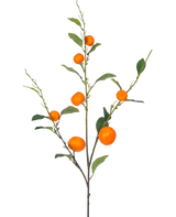 Sobre un fondo blanco liso se representa una rama de mandarina artificial de 93 cm de color naranja con hojas verdes y varias mandarinas naranjas maduras.