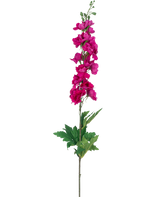 Una sola flor artificial Larkspur Real Touch rosa, de 90 cm de altura con múltiples flores rosas a lo largo del tallo superior y hojas verdes en la base, en la foto sobre un fondo blanco.