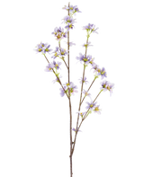 Una “Rama de flores artificiales de 112 cm de color violeta” con una rama floral con delicadas flores de color violeta lavanda y centros amarillos sobre delgados tallos marrones, representada sobre un fondo blanco.