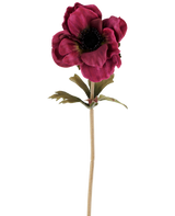Una única flor de anémona artificial de 38 cm en color rojo burdeos, con pétalos en capas de color rosa oscuro, un corazón oscuro, hojas verdes y un tallo largo y delgado, representada sobre un fondo blanco liso.