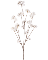 La flor artificial de cerezo en flor color crema de 130 cm tiene un único tallo marrón que se ramifica en varios tallos finos, cada uno de ellos decorado con racimos de pequeñas y delicadas flores de cerezo color crema sobre un fondo blanco liso.