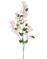 La flor artificial Peach Blossom 140 cm rosa es una rama artificial con flores de melocotón de color rosa claro y hojas verdes sobre esbeltos tallos marrones, representadas aisladas sobre un fondo blanco.