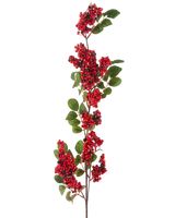 La flor artificial Bayas de 104 cm roja tiene una sola rama con racimos de pequeñas bayas de color rojo brillante y hojas verdes sobre un fondo blanco.