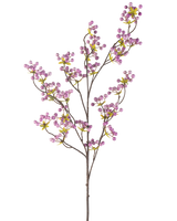 La flor artificial Bayas de 107 cm de color violeta tiene una única rama delgada con múltiples tallos delgados, cada uno decorado con racimos de pequeñas bayas redondas de color violeta claro y algunas hojas verdes, sobre un fondo blanco liso.