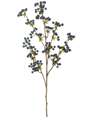 La flor artificial Bayas de 104 cm de color azul oscuro es una única rama delgada con hojas verdes y racimos de pequeñas bayas redondas de color azul oscuro, expuestas sobre un fondo blanco liso.