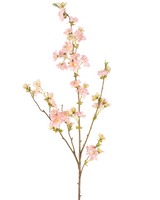 La Flor Artificial de Cerezo en Flor 94 cm rosa claro tiene una sola rama con múltiples retoños, decorada con ramos de delicadas flores de cerezo de color rosa claro y capullos verdes, sobre un fondo liso blanco.