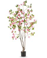 La buganvilla artificial de 180 cm es una planta artificial alta con varios tallos marrones, hojas verdes y flores de color rosa brillante en una maceta negra, sobre un fondo blanco liso.