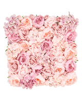 Las flores de seto artificiales de 50 x 50 cm tienen una exhibición cuadrada de rosas, peonías y hortensias rosas y ruborizadas muy juntas para una apariencia suave y elegante sobre un fondo blanco.