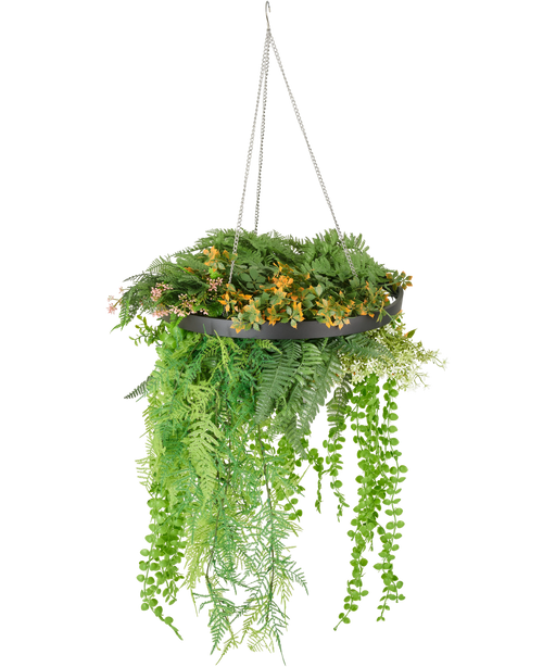 La planta colgante artificial helecho UV 40 cm en anillo negro tiene exuberantes plantas artificiales de color verde y amarillo y enredaderas sinuosas en una planta colgante negra con cadenas plateadas, sobre un fondo blanco.