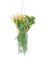 La planta artificial colgante Helecho UV 30 cm en anillo dorado tiene varias plantas artificiales, como helechos, enredaderas en cascada, hierba puntiaguda y flores azules, dispuestas en un anillo dorado con una cadena para colgar.