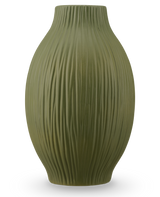 El Jarrón Silent Leaf 25 cm verde es un jarrón de cerámica verde con acabado mate y ranuras verticales en el cuerpo redondo, ligeramente ahusado, sobre un fondo blanco liso.