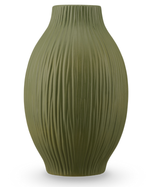 El Jarrón Silent Leaf 25 cm verde es un jarrón de cerámica verde con acabado mate y ranuras verticales en el cuerpo redondo, ligeramente ahusado, sobre un fondo blanco liso.